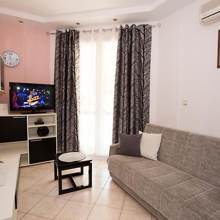 Apartman Roza Omis Bagian luar foto