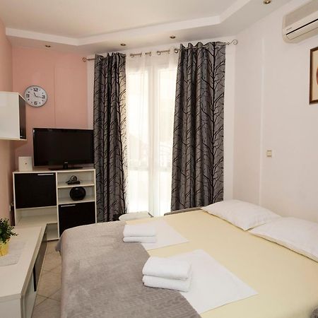 Apartman Roza Omis Bagian luar foto