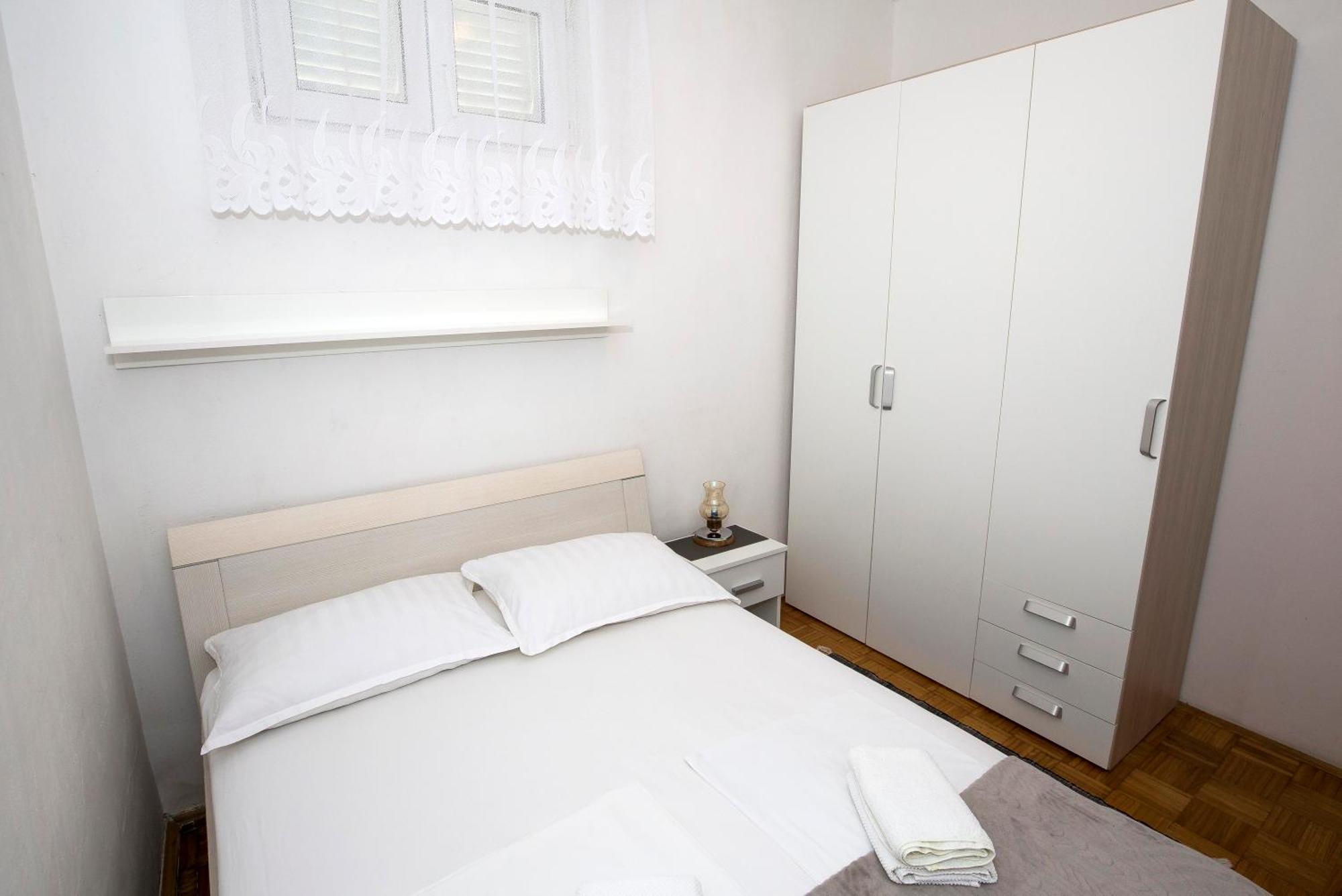 Apartman Roza Omis Bagian luar foto