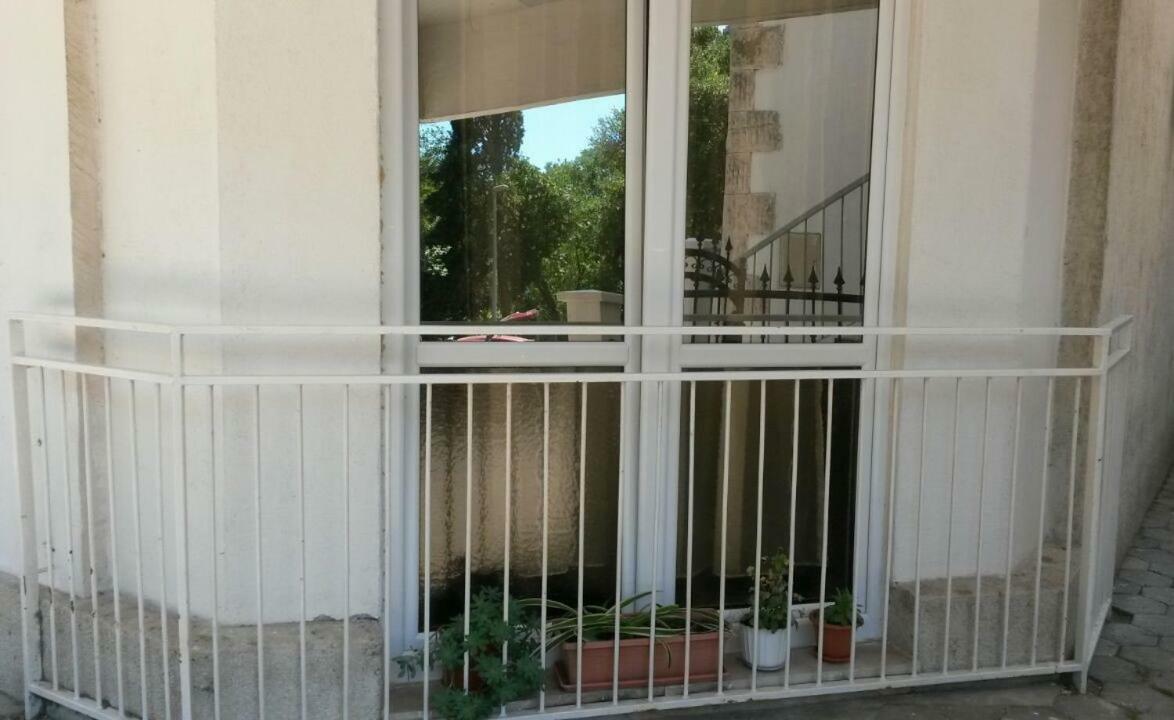 Apartman Roza Omis Bagian luar foto