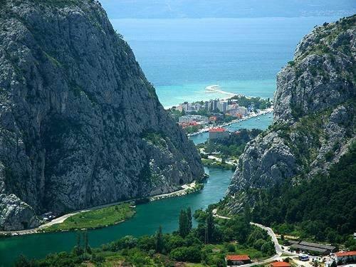 Apartman Roza Omis Bagian luar foto