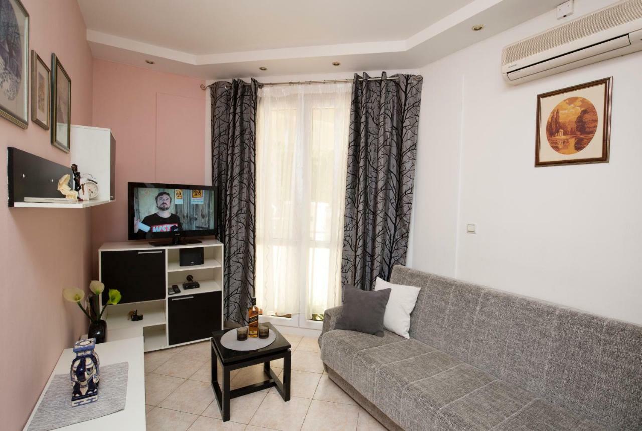 Apartman Roza Omis Bagian luar foto
