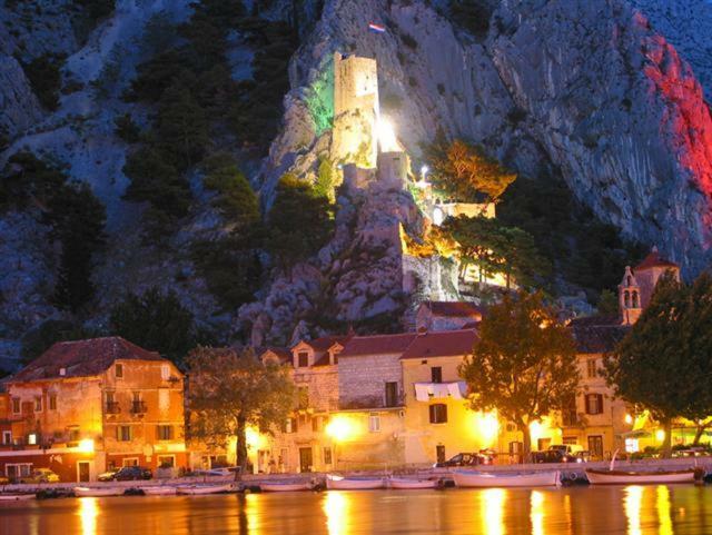Apartman Roza Omis Bagian luar foto
