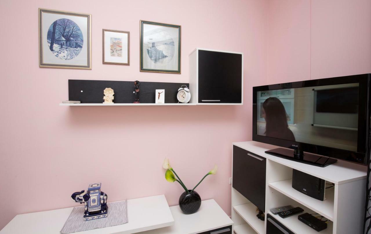 Apartman Roza Omis Bagian luar foto